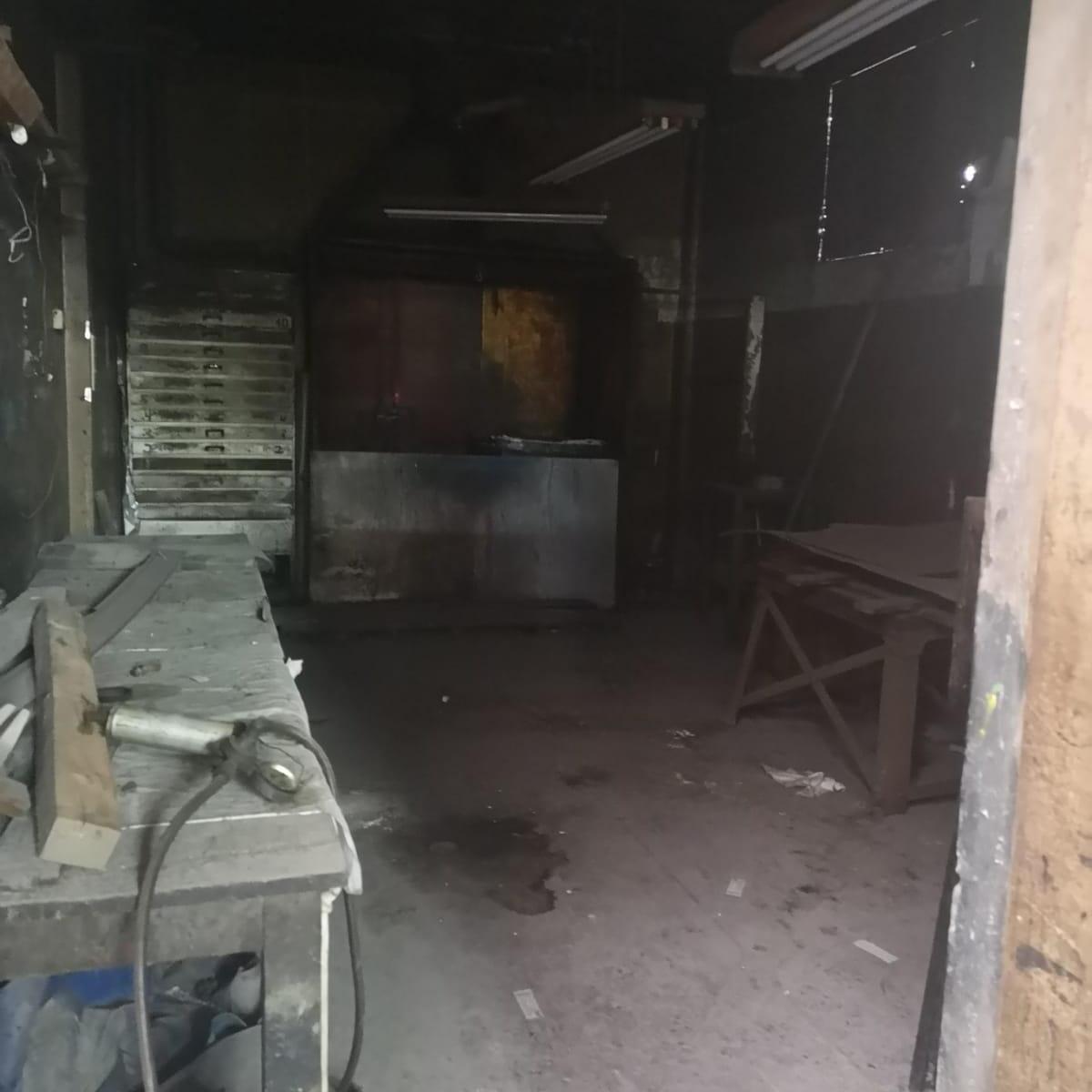 Galpón en Venta de 907 m² Ubicado en Pompeya Sobre Lote de 387 m². Mixtura 3 4