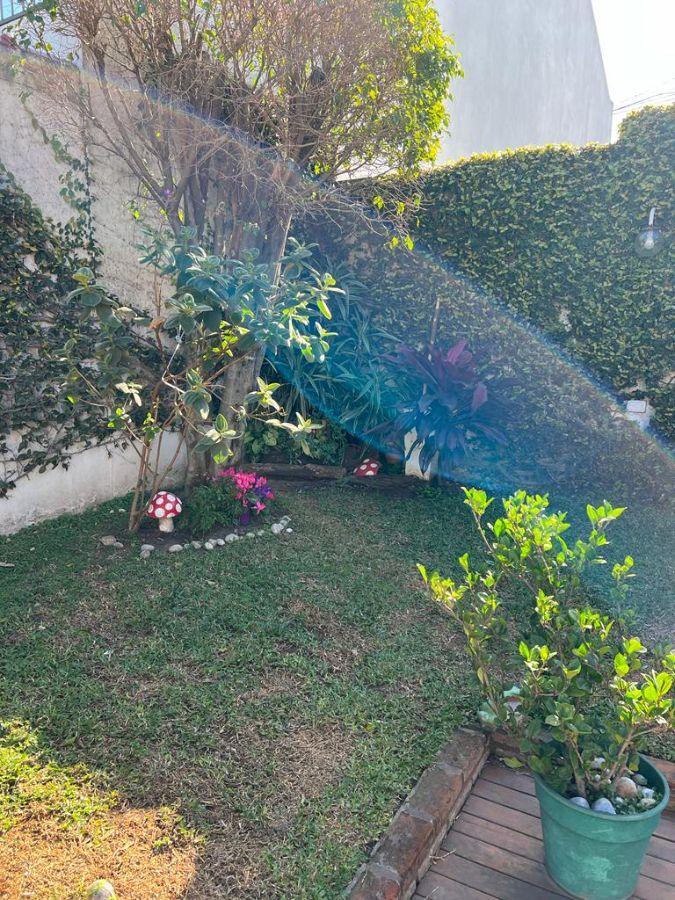 Excelente Chalet en 2 Plantas, con 5 Ambientes Garage y Fondo Libre 2