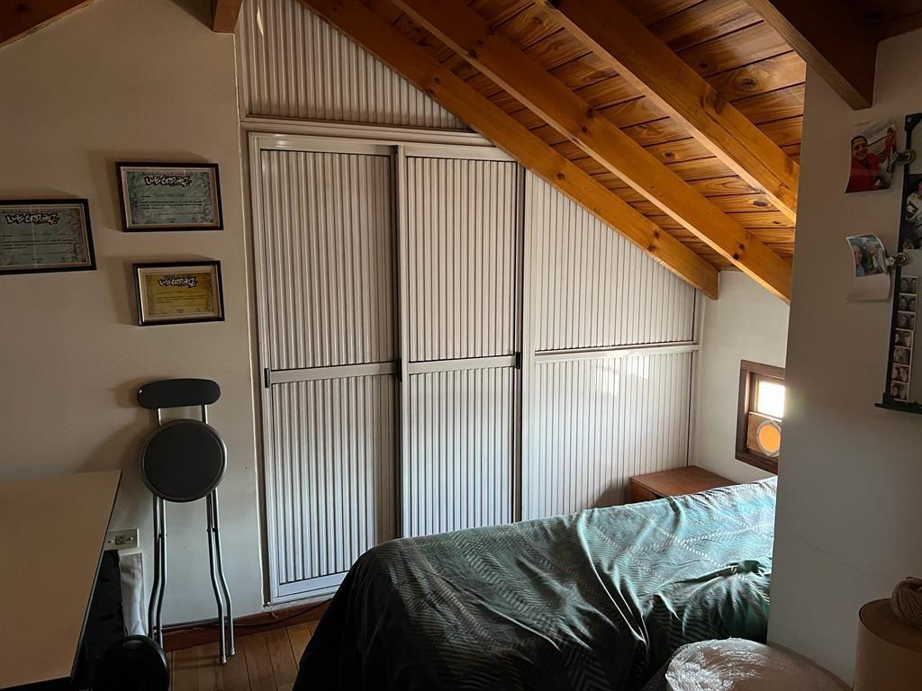 Excelente Chalet en 2 Plantas, con 5 Ambientes Garage y Fondo Libre 1