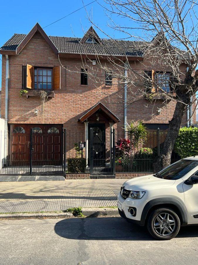 Excelente Chalet en 2 Plantas, con 5 Ambientes Garage y Fondo Libre 5