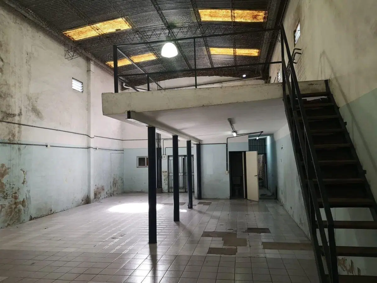 Inmejorable Galpón De 300 M2 Con Entrepiso Ubicado Sobre La Calle Gral. Fructuoso Rivera 2
