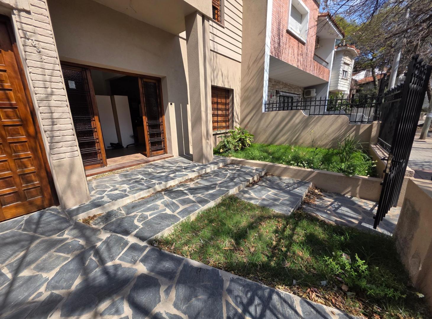 Foto de VENDO CASA 4 DOR CON PILETA JACUZZI Bº QUINTAS SANTA ANA, imagen 3