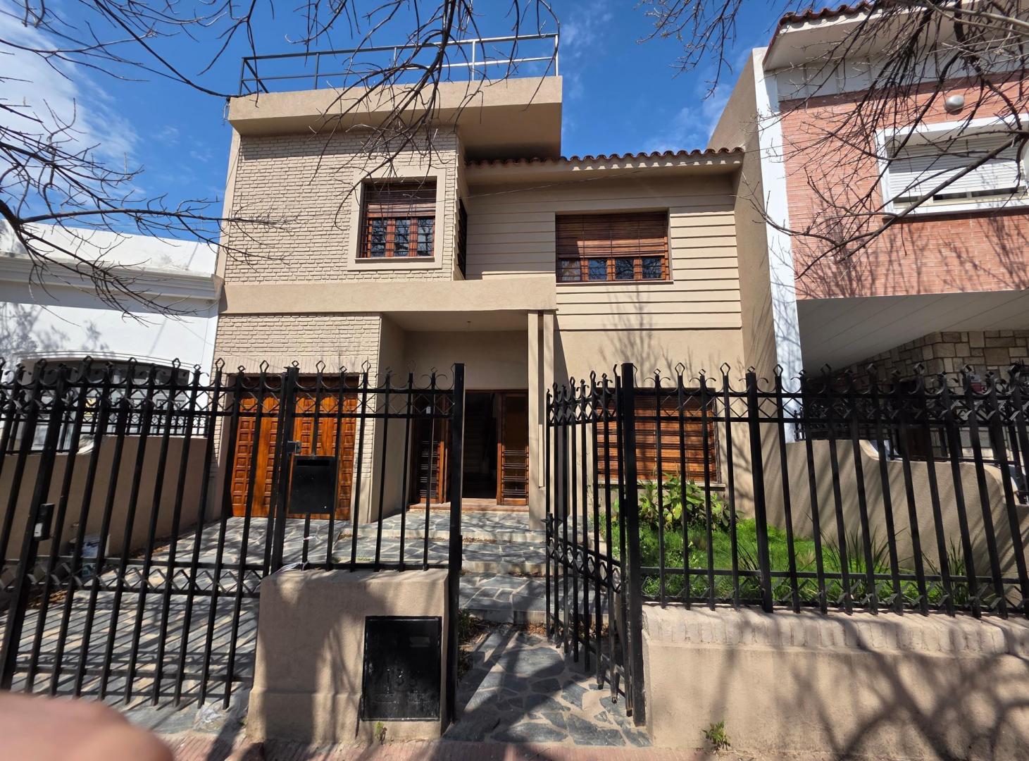 Foto de VENDO CASA 4 DOR CON PILETA JACUZZI Bº QUINTAS SANTA ANA, imagen 1