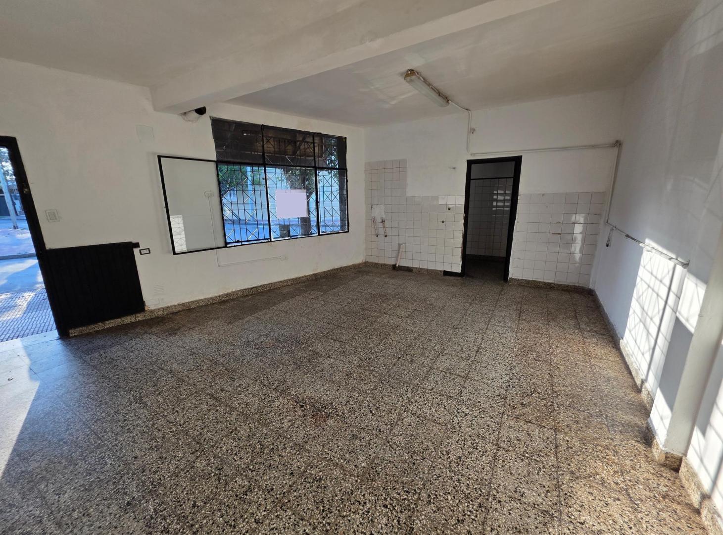 Foto de LOCAL COMERCIAL 43,65 M² – PH SIN EXPENSAS – ZONA Bº MAIPU 1 SECC, imagen 3