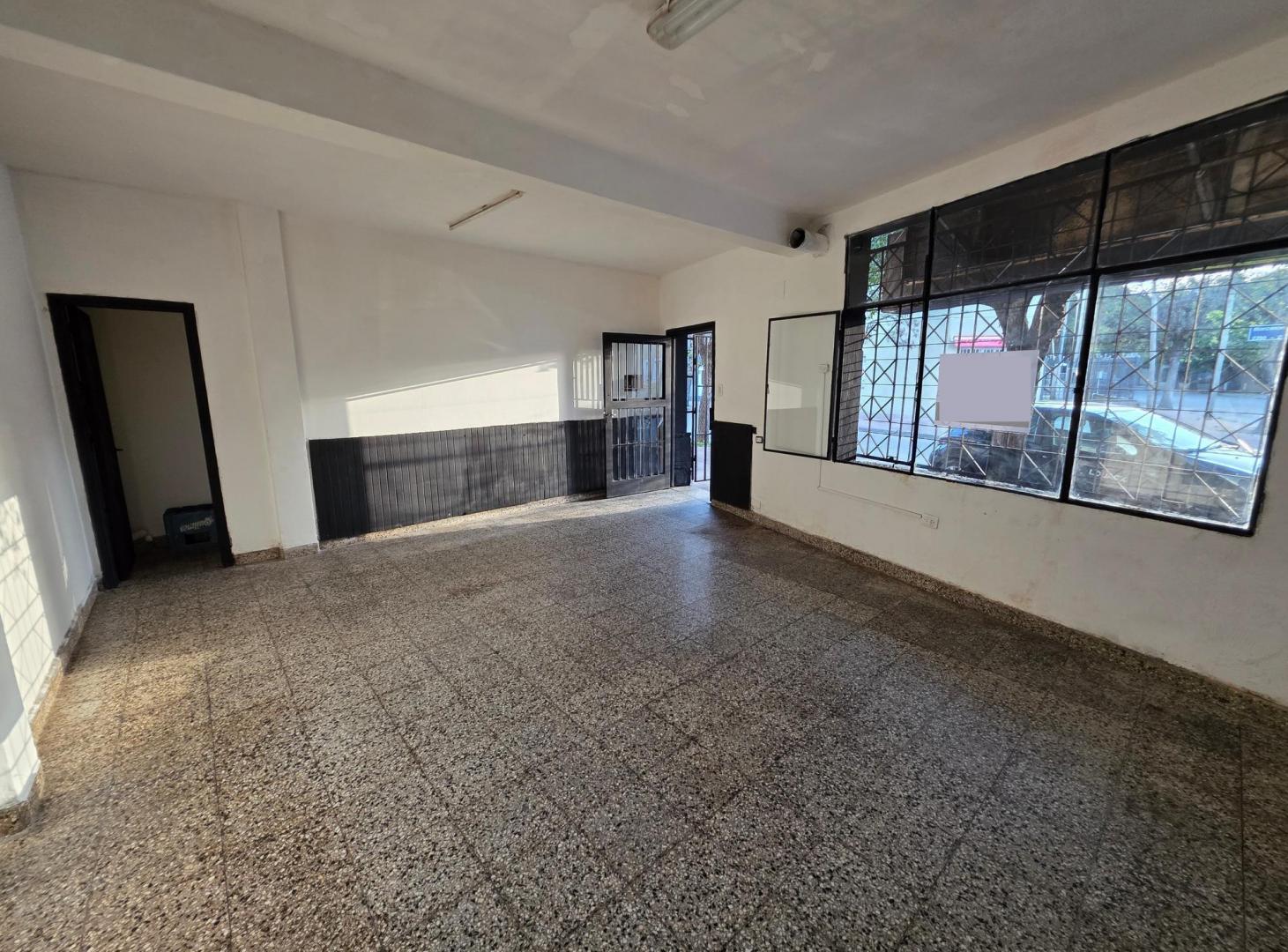 Foto de LOCAL COMERCIAL 43,65 M² – PH SIN EXPENSAS – ZONA Bº MAIPU 1 SECC, imagen 1
