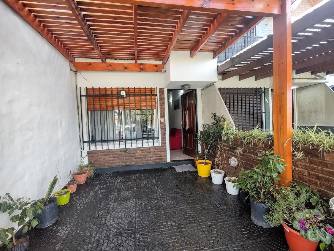Duplex 4 ambientes, 3 dormitorios, cochera cubierta, CASEROS 3 cdras. estación