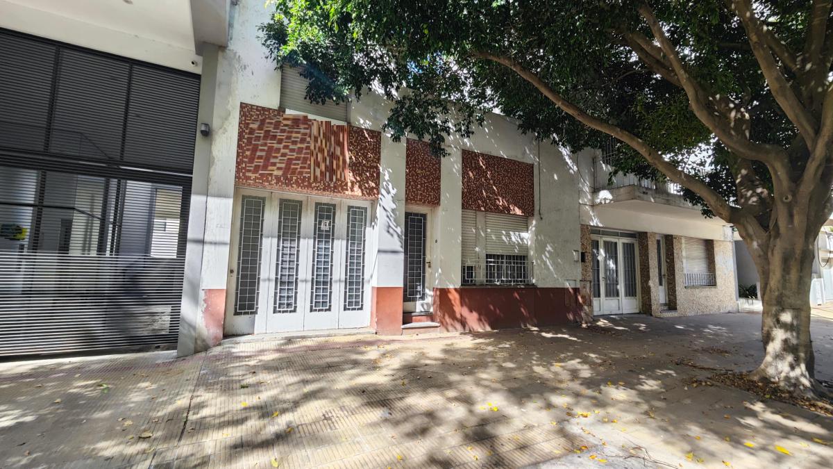 Venta lote sobre Avenida 8x30 - Av. 38 e/11 y 12 - La Plata