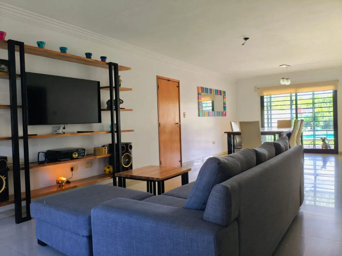 VENTA DE CASA EN 27 E/ 474 Y 475, CITY BELL.- 2