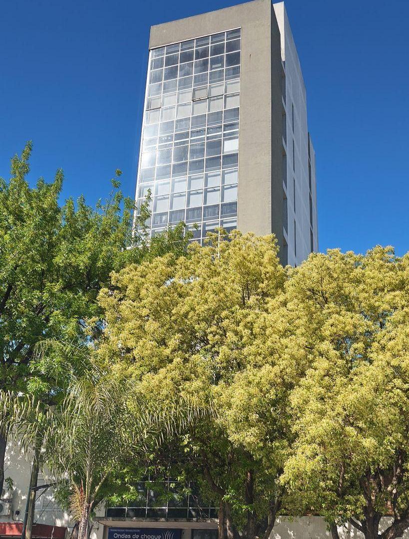 ALQUILER OFICINA EN CALLE 13 E/ 41 Y 42, LA PLATA.-