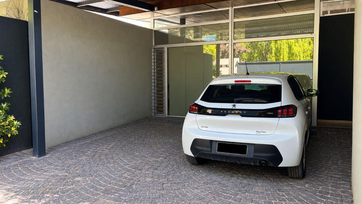Foto de Excelente casa en una planta con quincho, consultorio y pileta, imagen 5