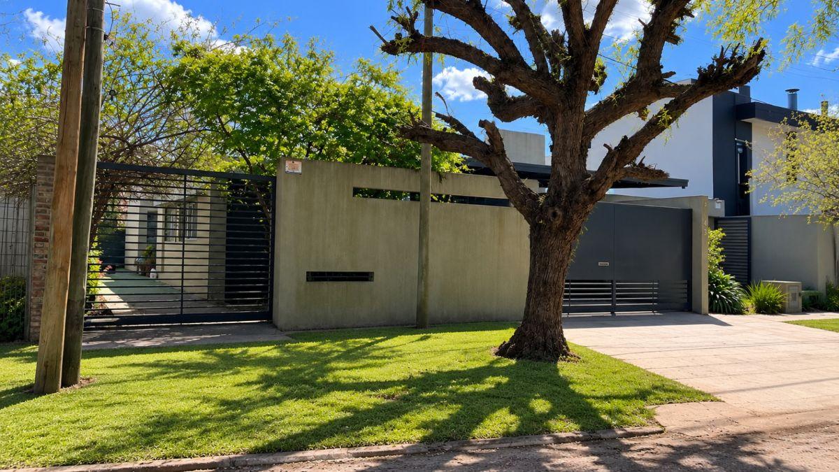 Foto de Excelente casa en una planta con quincho, consultorio y pileta, imagen 4