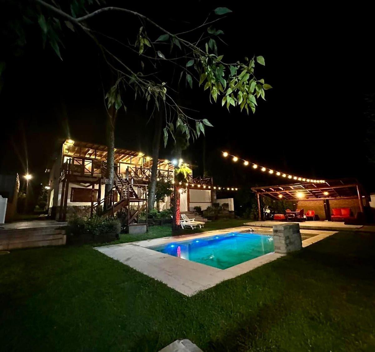Excelente Casa, con Pileta Son 6 Departamentos. - Venta 1
