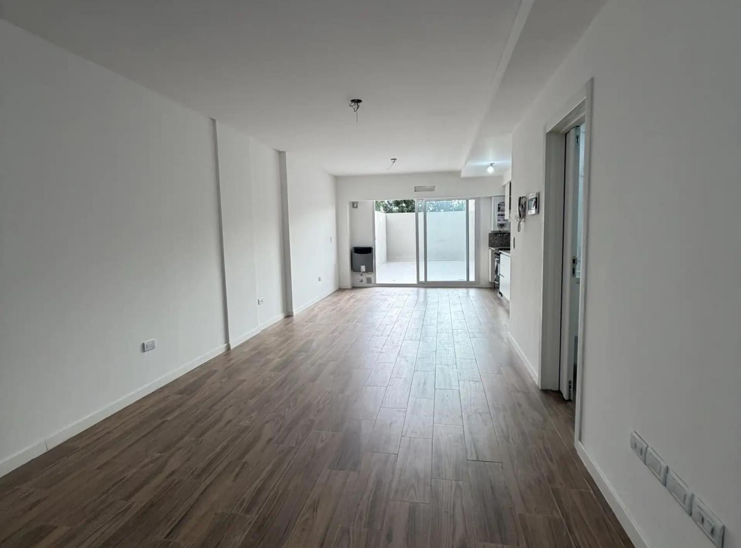 Foto de Unico departamento 2 amb. a estrenar de mas de 90m2 y dos patios!, imagen 3