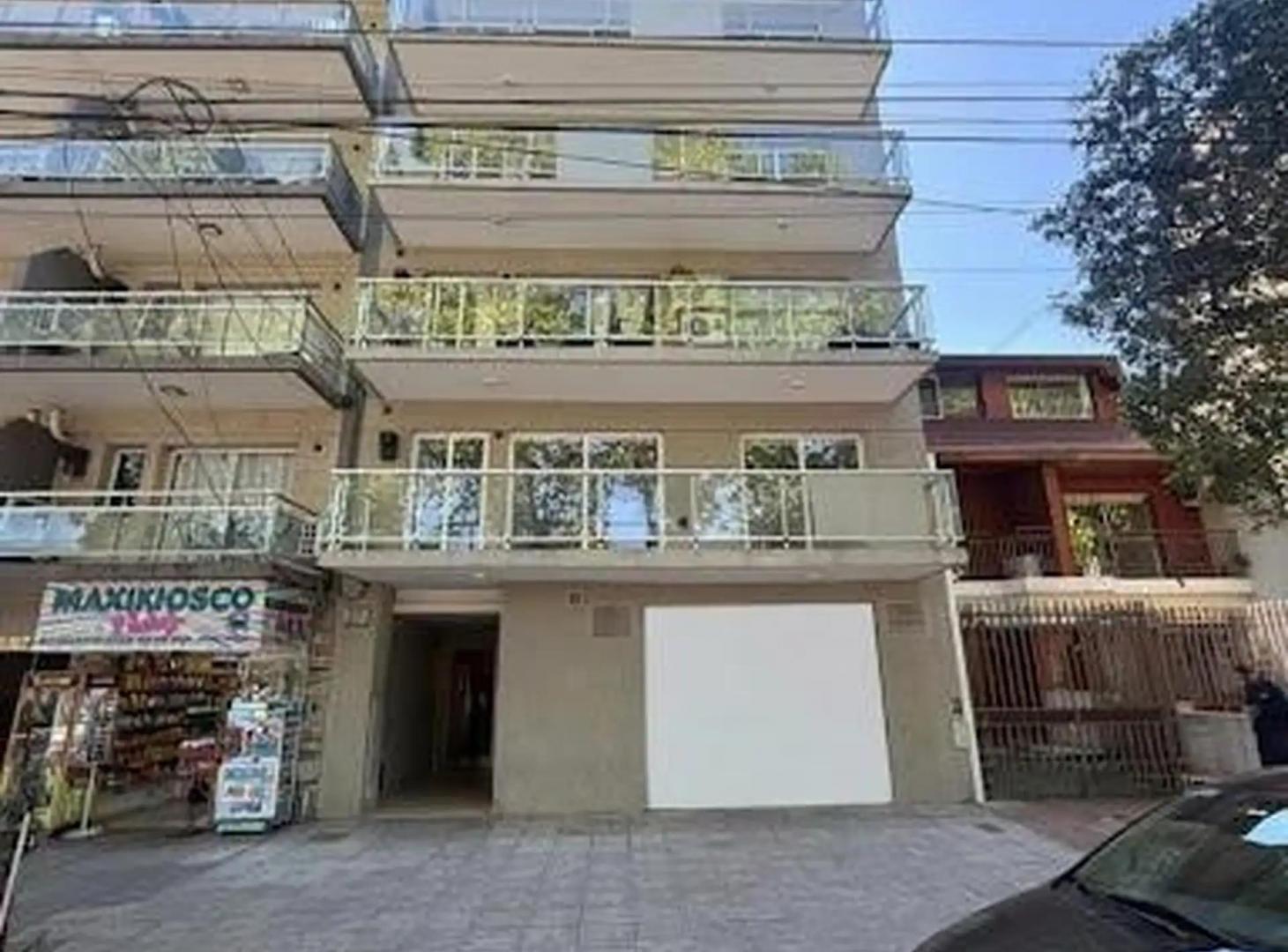 Unico departamento 2 amb. a estrenar de mas de 90m2 y dos patios! frente a plaza