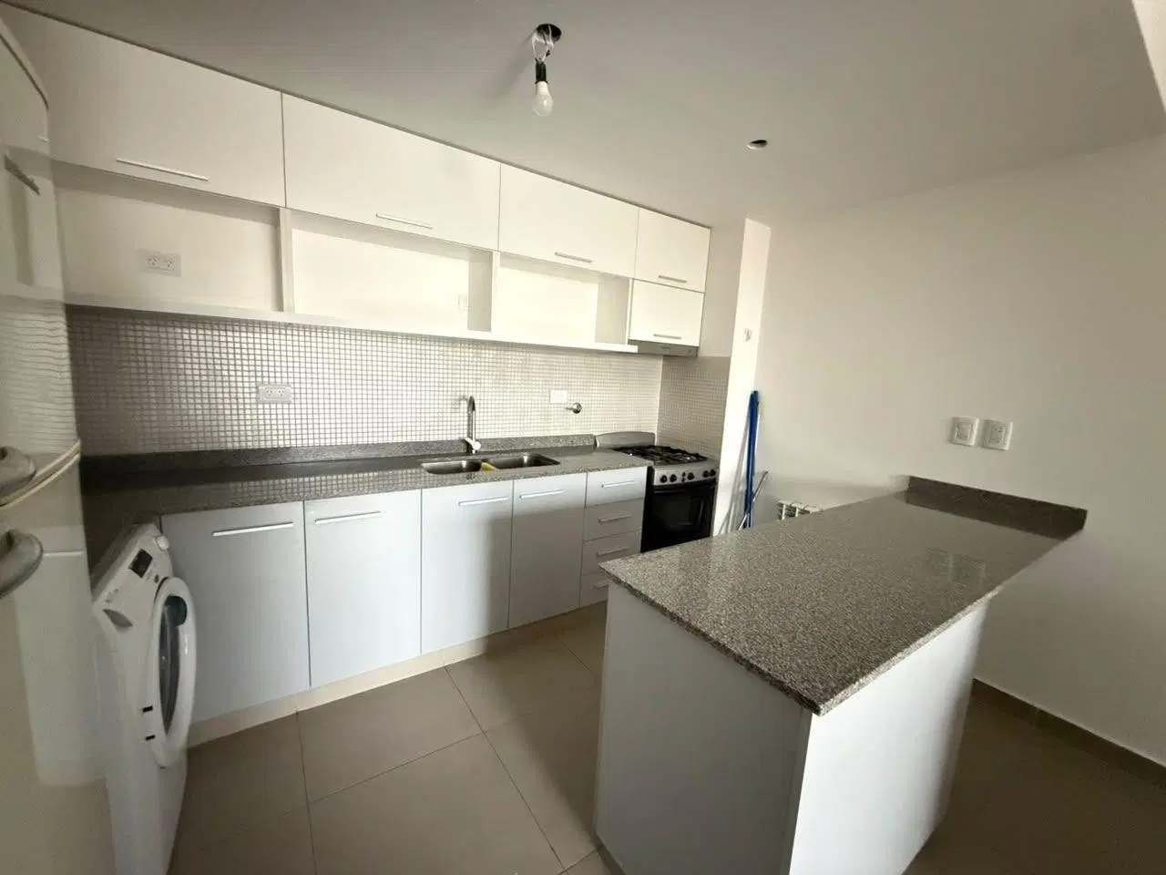 Alquiler departamento tres ambientes con cochera 2
