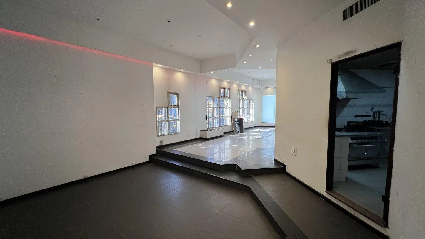 Local . | Av. Juan Bautista Justo al 5900 5