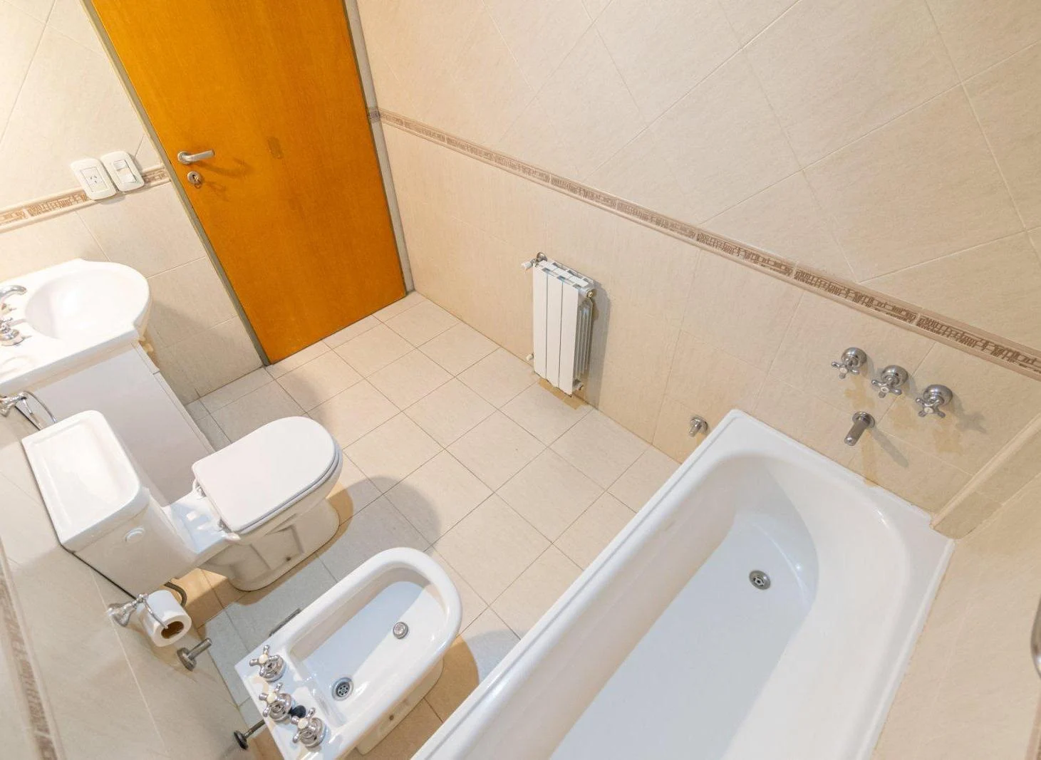 VENTA - DEPARTAMENTO 3 AMBIENTES - BALCÓN CORRIDO - COCHERA - PARQUE CHAS