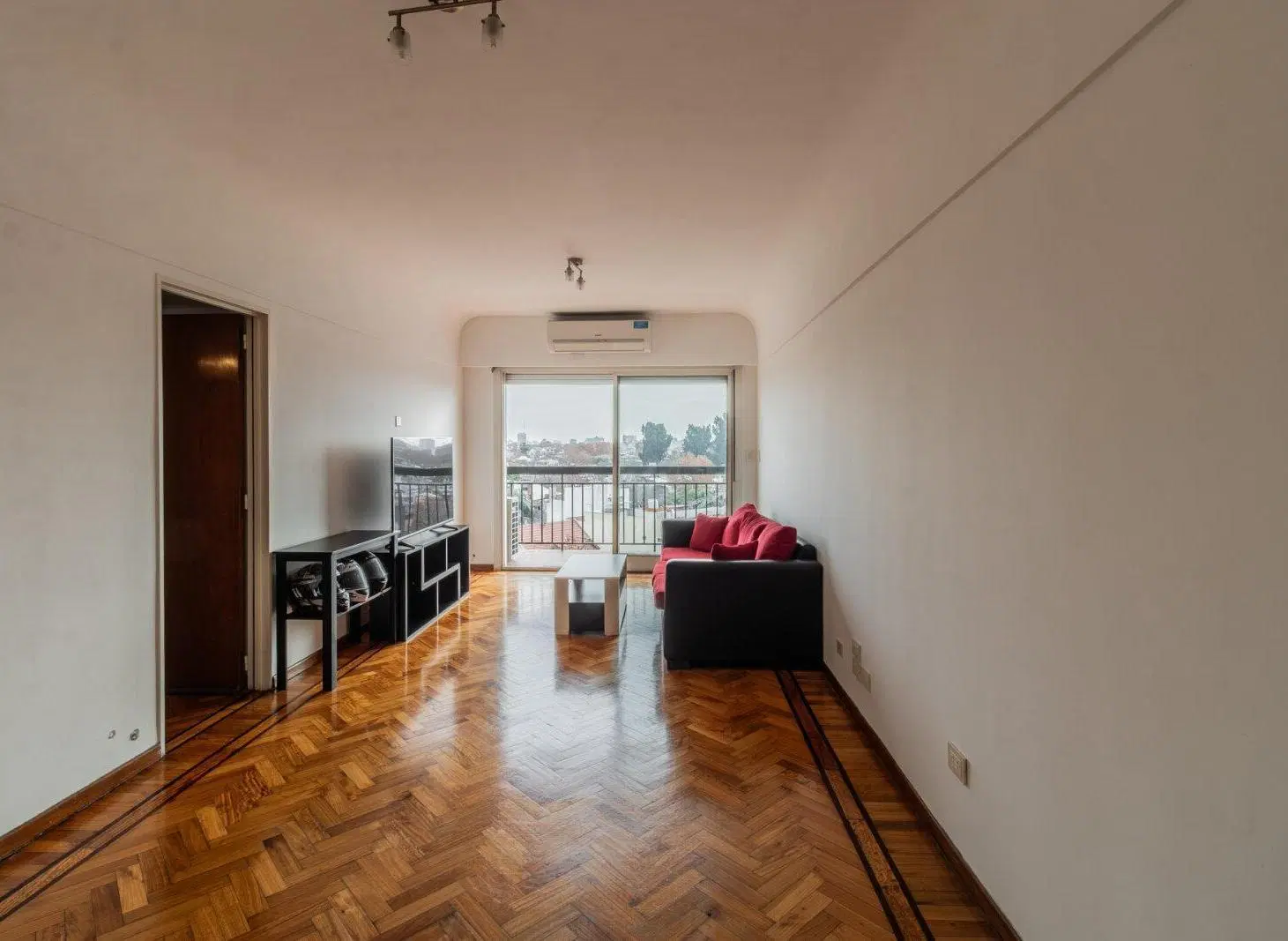 VENTA DEPARTAMENTO DE 4 AMBIENTES CON BALCÓN Y COCHERA EN LINIERS 5