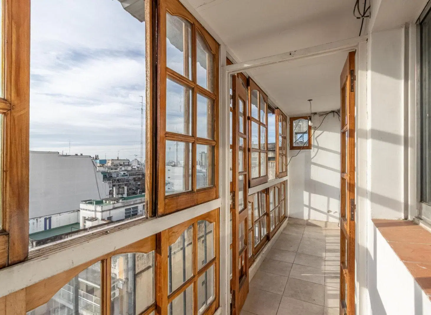 VENTA - OPORTUNIDAD - 4 AMBIENTES - BALCON - ORIENTACION NORTE - FLORES 5