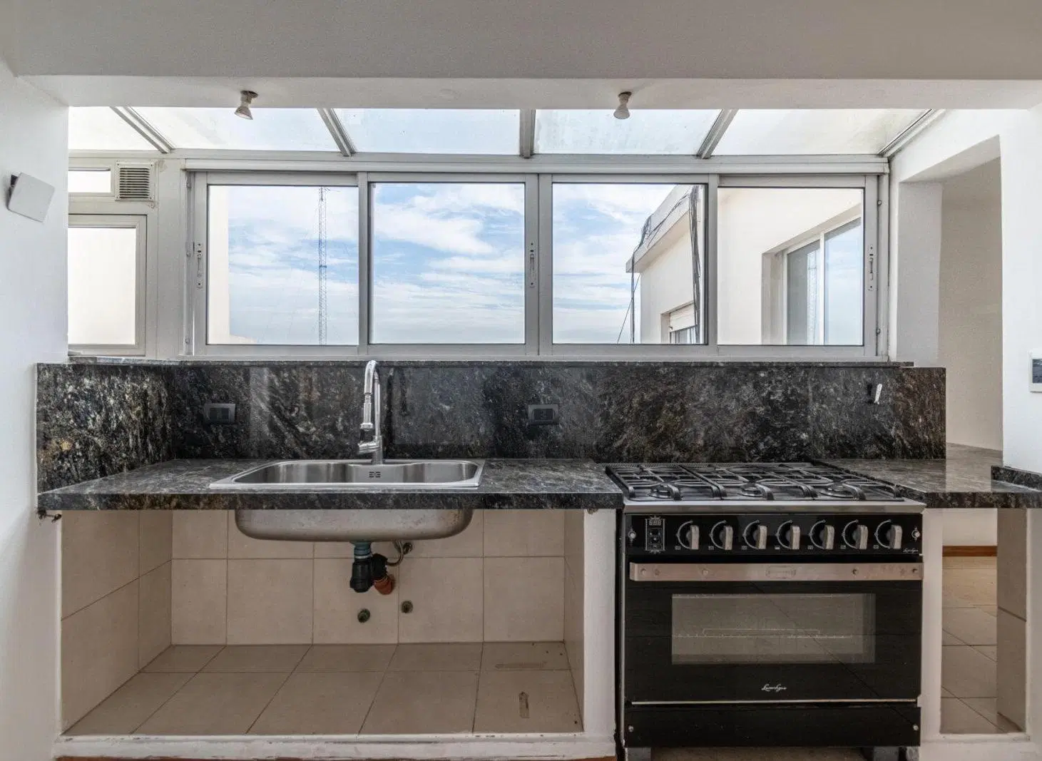 VENTA - OPORTUNIDAD - 4 AMBIENTES - BALCON - ORIENTACION NORTE - FLORES 8