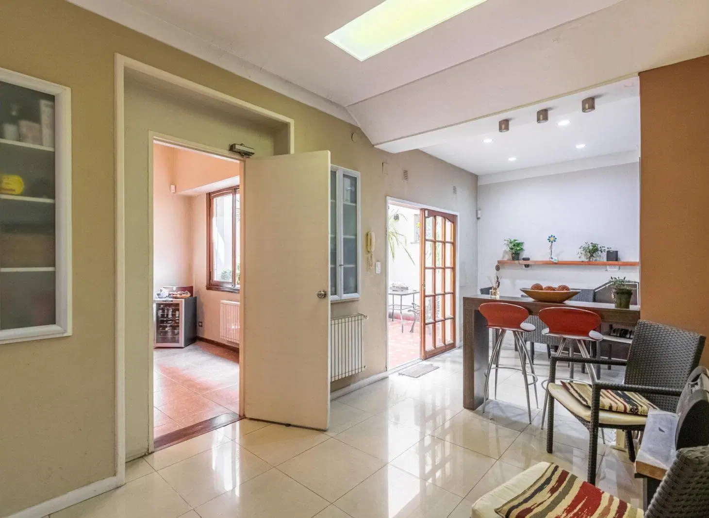 VENTA - PH TIPO CASA - TRIPLEX - 5 AMBIENTES - TERRAZA - PATIO - COCHERA - Flores 5