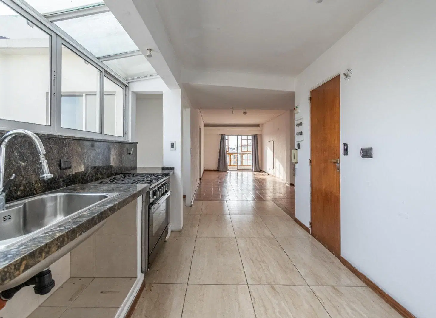 VENTA - OPORTUNIDAD - 4 AMBIENTES - BALCON - ORIENTACION NORTE - FLORES 5