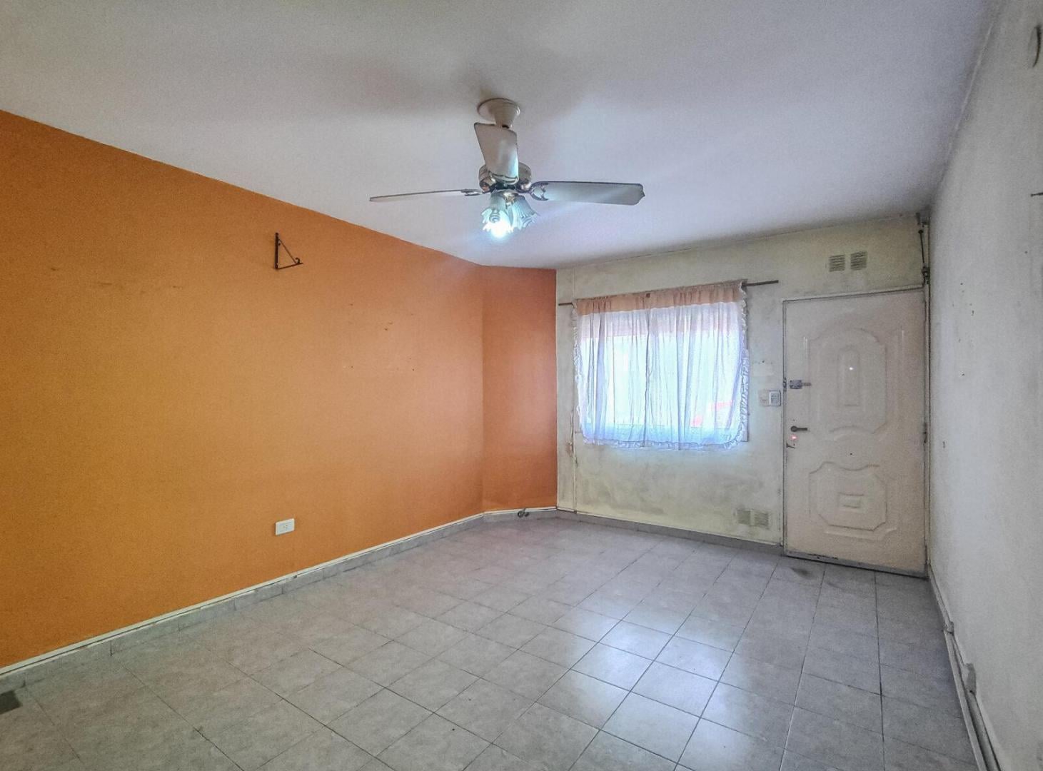 Foto de VENTA DEPARTAMENTO DE 2 AMBIENTES CON PATIO EN SANTOS LUGARES, imagen 2