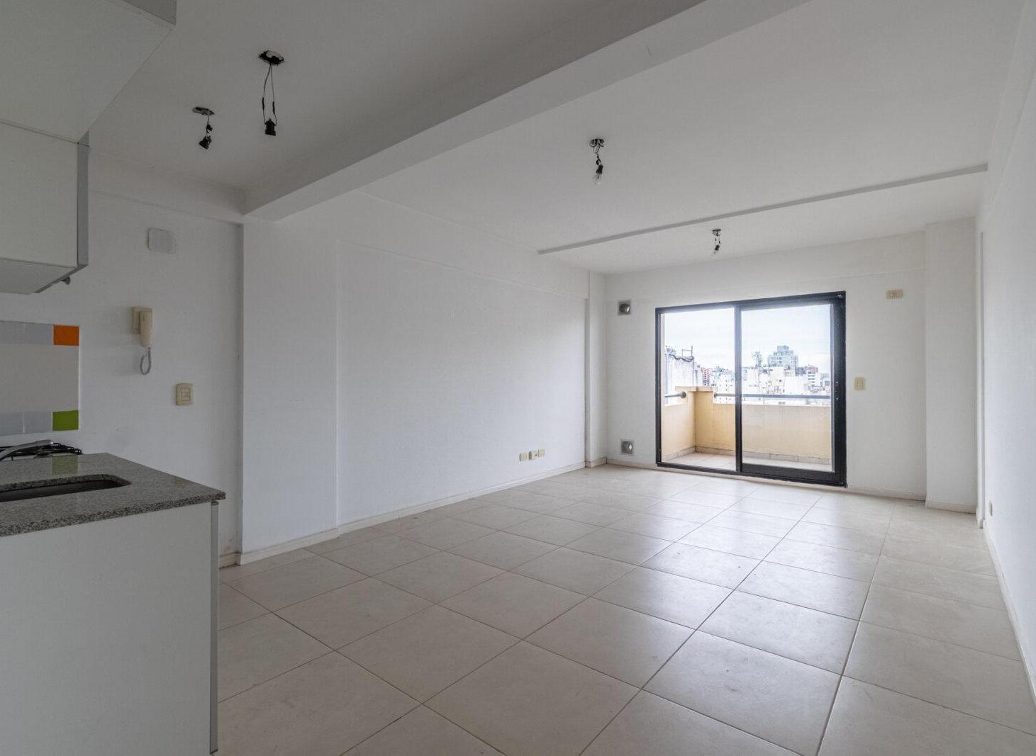Foto de VENTA - DEPARTAMENTO - 1 AMBIENTE - PISO ALTO - LUMINOSO - CON COCHERA, imagen 2