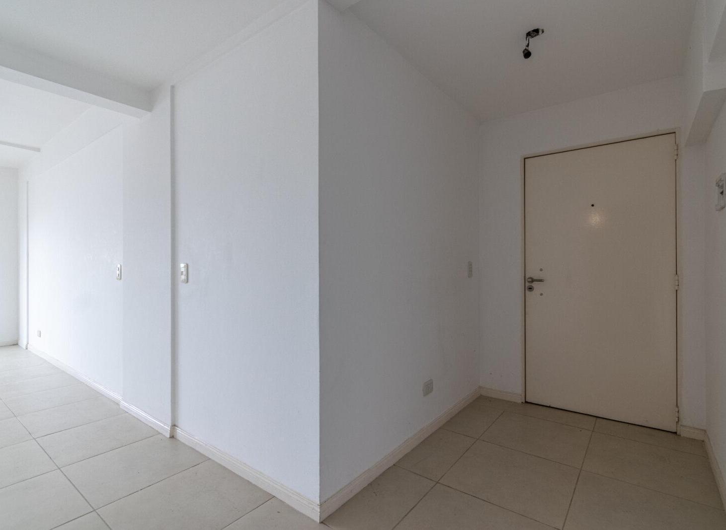 Foto de VENTA - DEPARTAMENTO - 1 AMBIENTE - PISO ALTO - LUMINOSO - CON COCHERA, imagen 1
