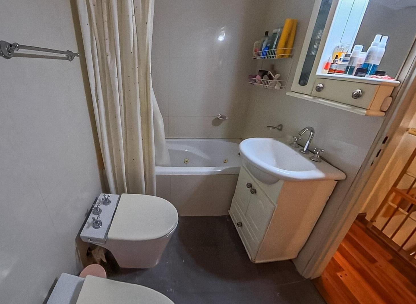 Foto de VENTA DÚPLEX DE 4 AMBIENTES CON PATIO Y COCHERA EN MATADEROS, imagen 2