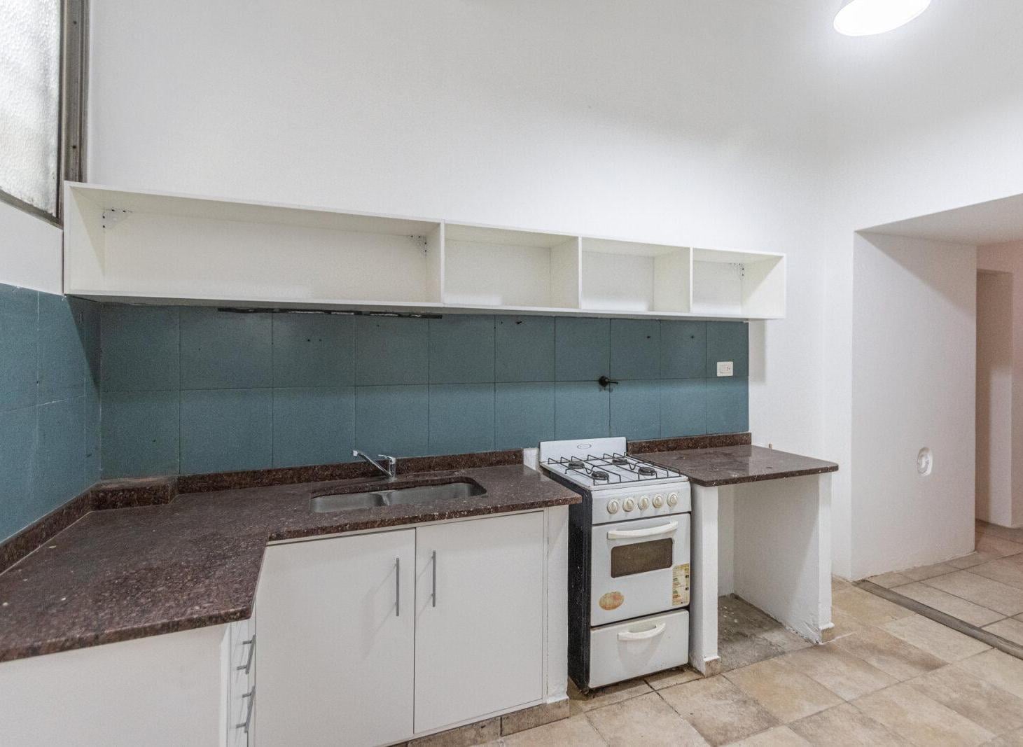 Foto de VENTA DEPARTAMENTO DE 4 AMBIENTES PLANTA BAJA LATERAL CON LAVADERO EN, imagen 1