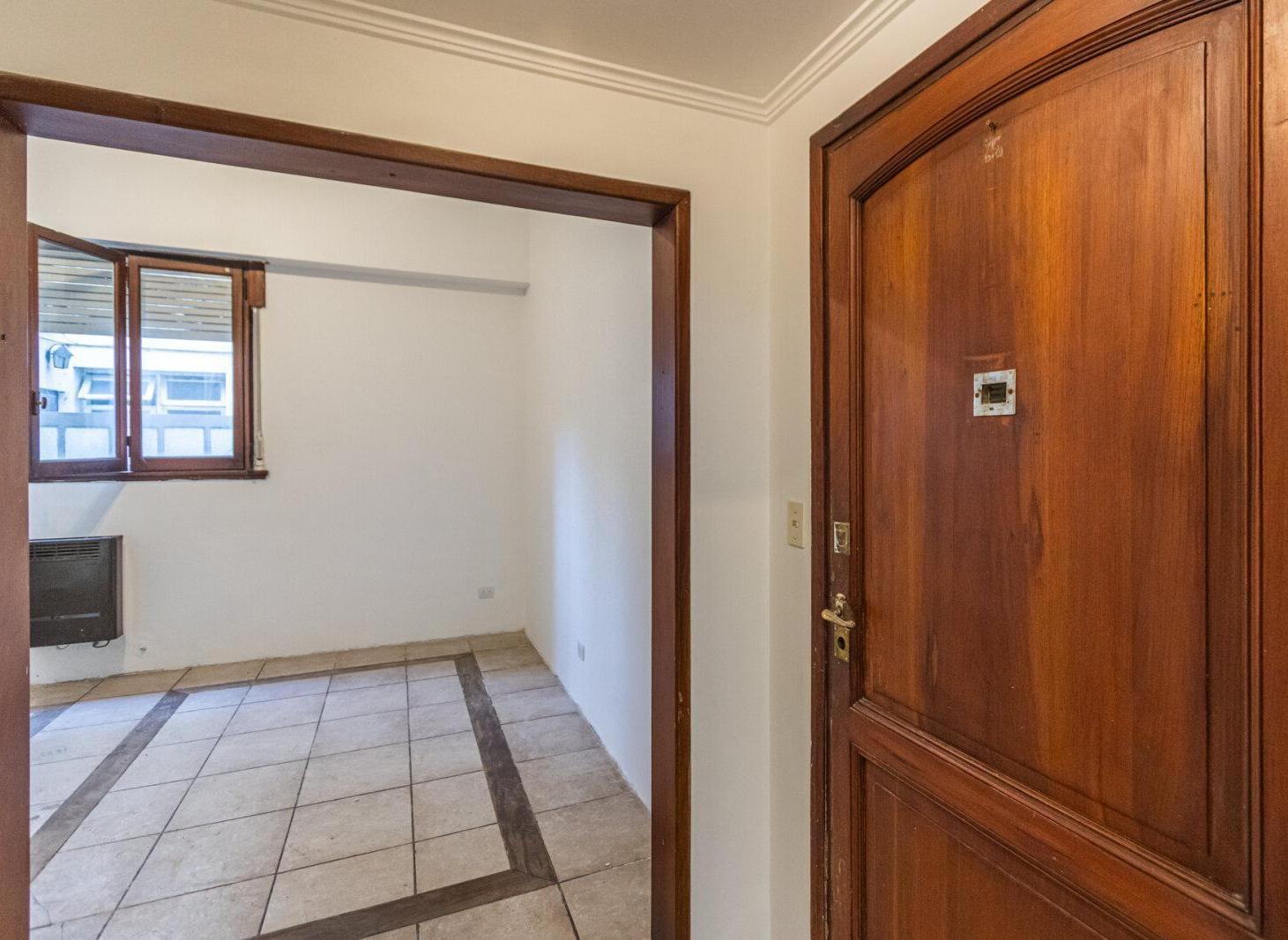 Foto de VENTA DEPARTAMENTO DE 4 AMBIENTES PLANTA BAJA LATERAL CON LAVADERO EN, imagen 3