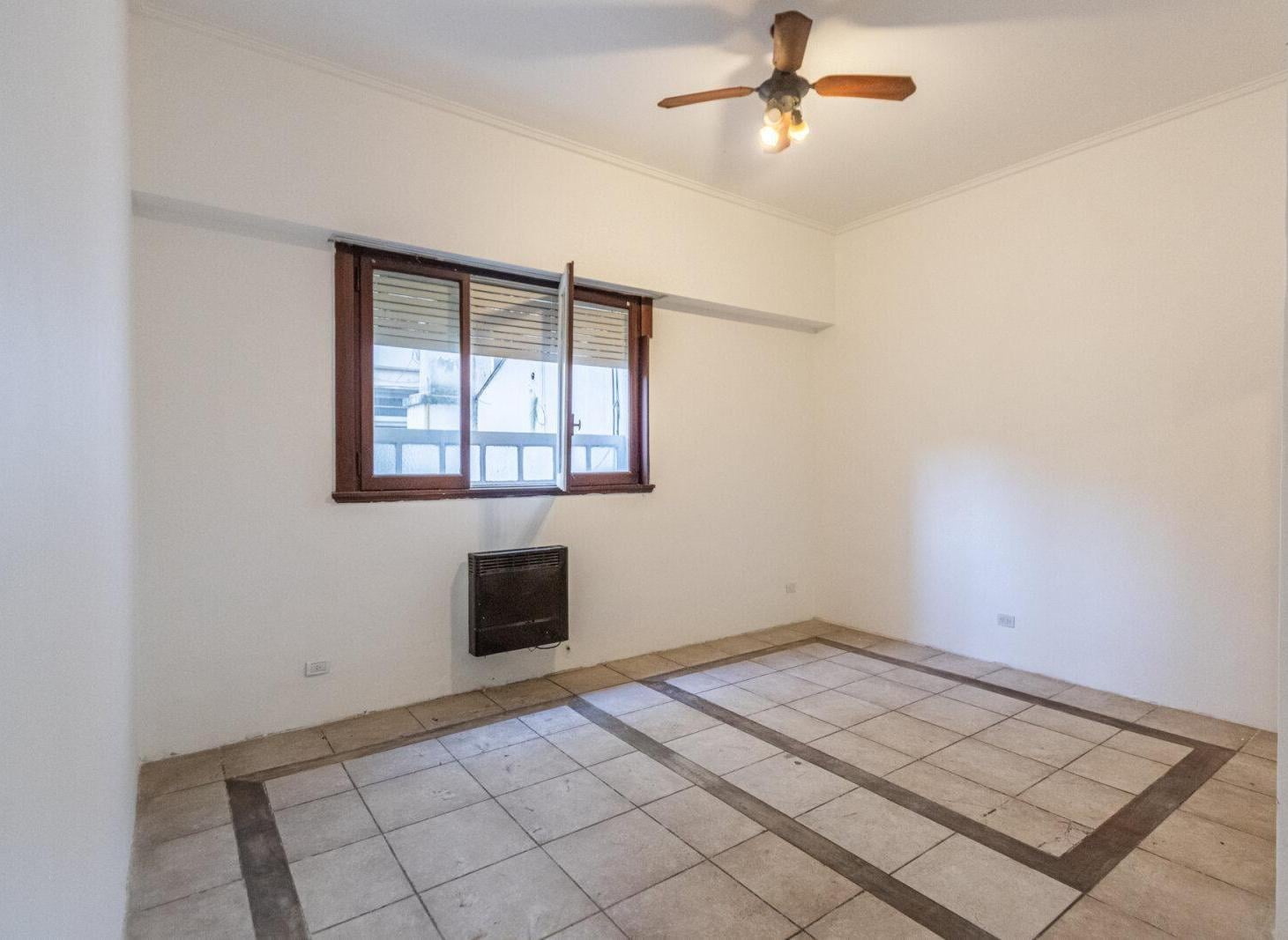 Foto de VENTA DEPARTAMENTO DE 4 AMBIENTES PLANTA BAJA LATERAL CON LAVADERO EN, imagen 2