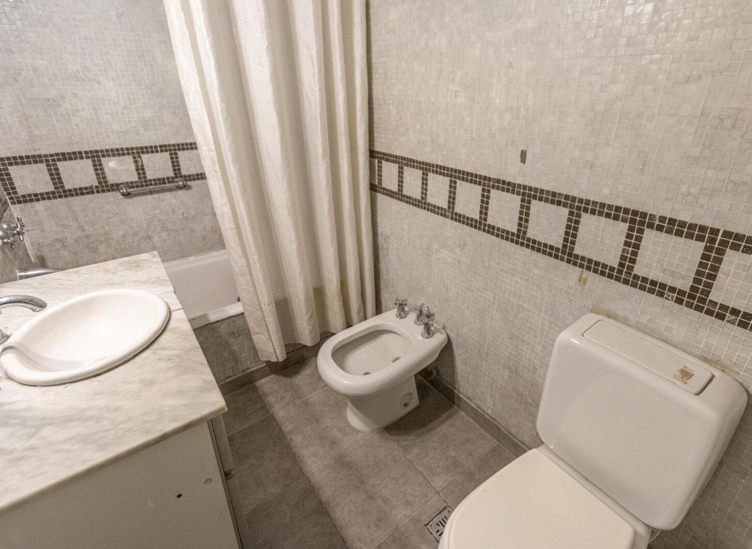 Foto de VENTA DEPARTAMENTO DE 4 AMBIENTES PLANTA BAJA LATERAL CON LAVADERO EN, imagen 2