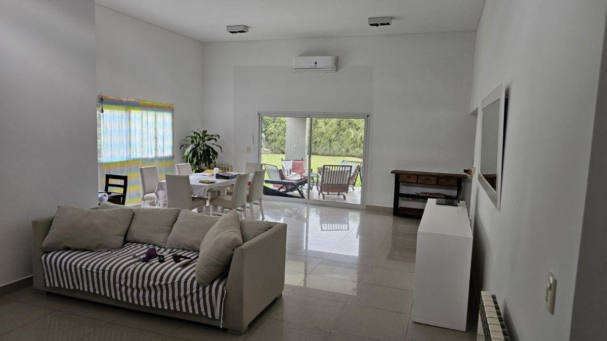 CASA MODERNA EN UNA PLANTA - LOTE INTERNO – APTA CREDITO– BARRIO SAN FRANCISCO, VILLANUEVA