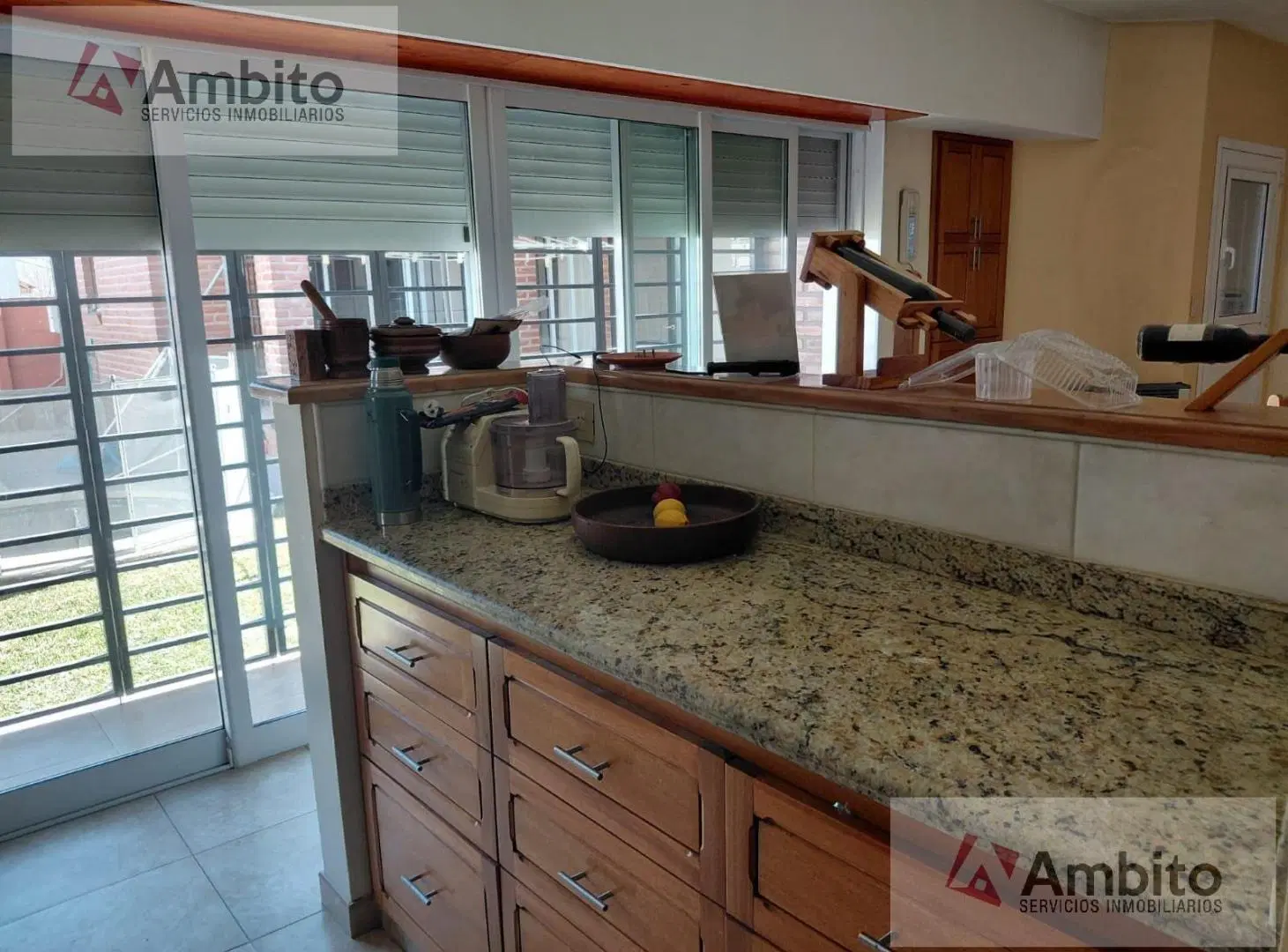 Casa en venta Tolosa, La Plata. 3 dormitorios. Parque y piscina. 8