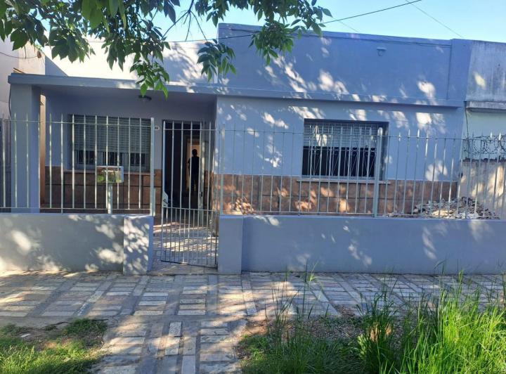 Casa en alquiler Rafael calzada 1