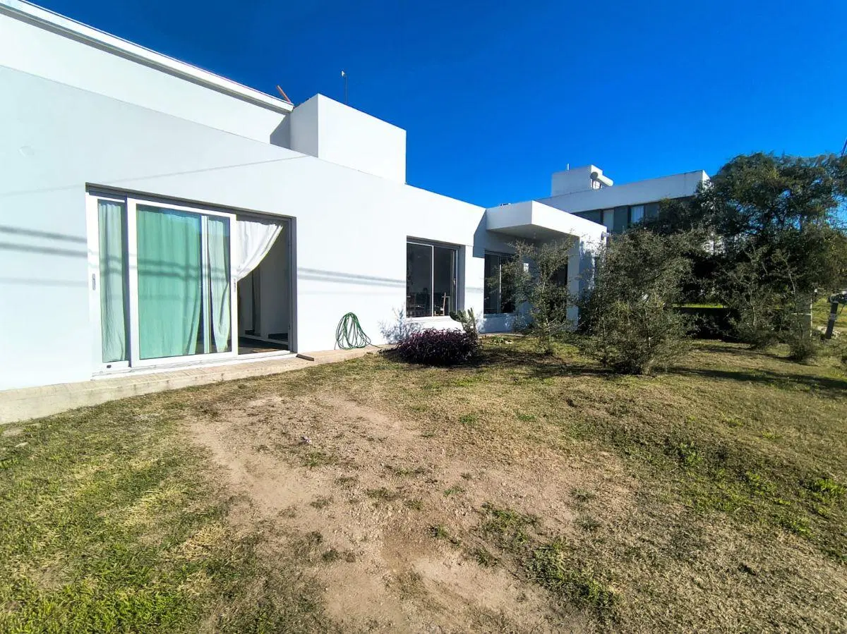VILLA CATALINA CASA 3 DORM, DOS EN PB, HERMOSO PATIO ESCRITURA 2