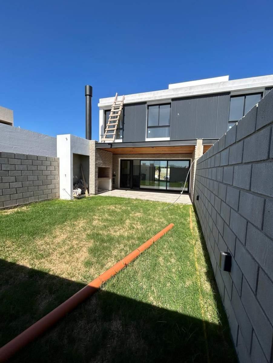 Se Vende Excelente Duplex de Tres Dorm. en Distrito Sur! 2