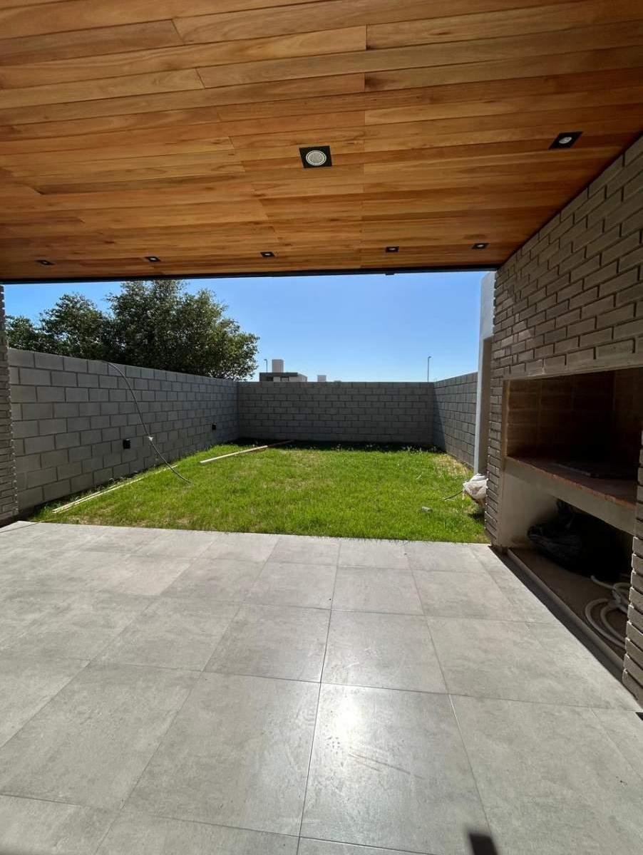 Se Vende Excelente Duplex de Tres Dorm. en Distrito Sur! 1