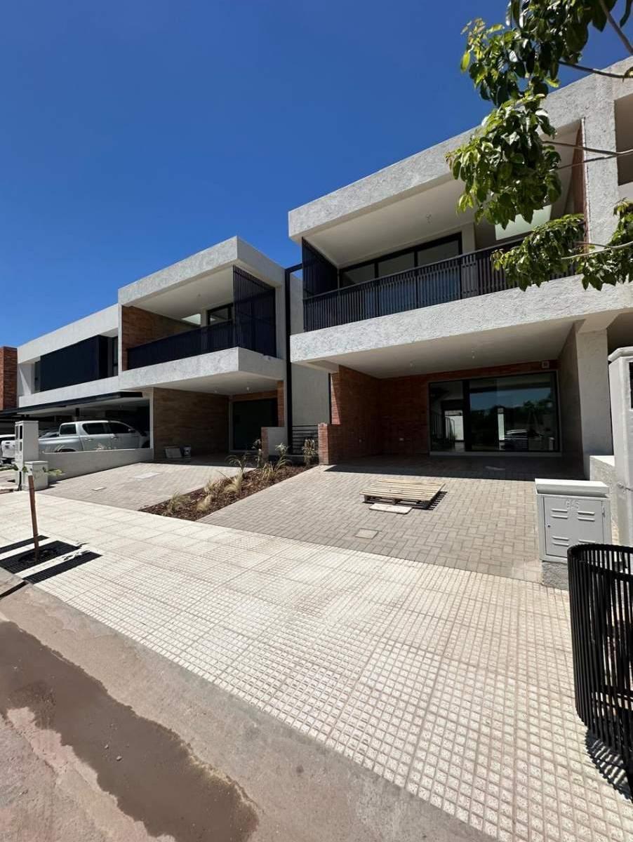 Se Vende Excelente Duplex de 3 Dorm. en La Luisita Barrio Rescidencial! 1
