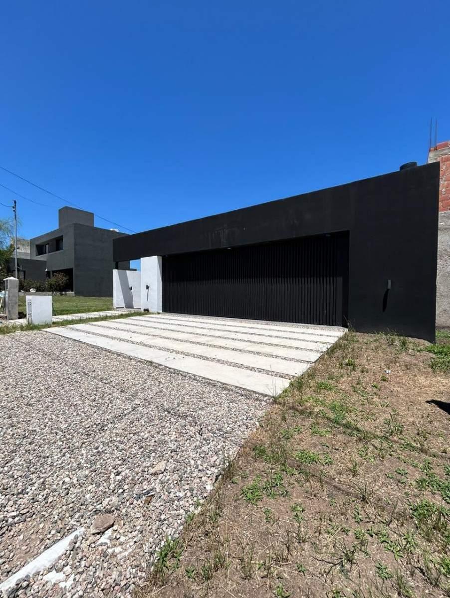 Venta Amplia Casa en Barrio Tejas 4 3