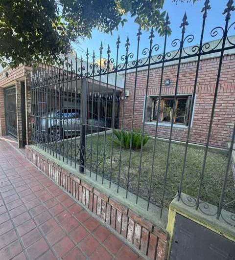 VENTA EN BARRIO SAN MARTIN CASA CON 3 DORM!! 2