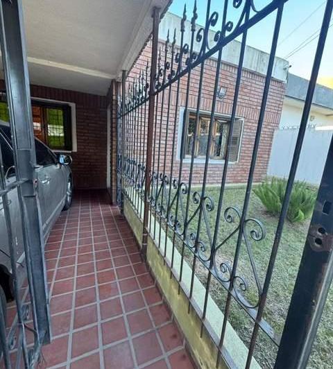 VENTA EN BARRIO SAN MARTIN CASA CON 3 DORM!! 4