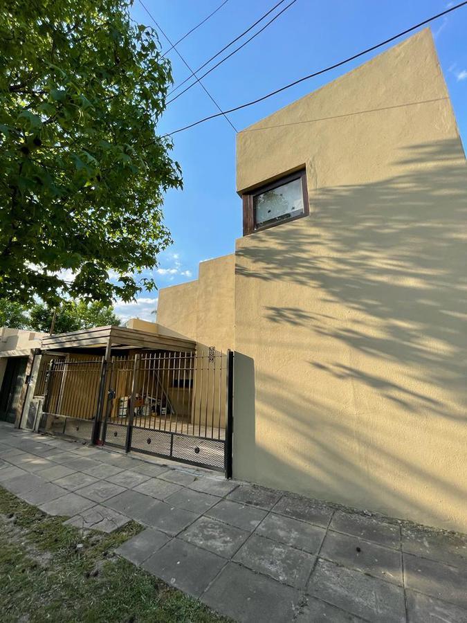 VENTA CASA CINCO AMBIENTES CASTELAR