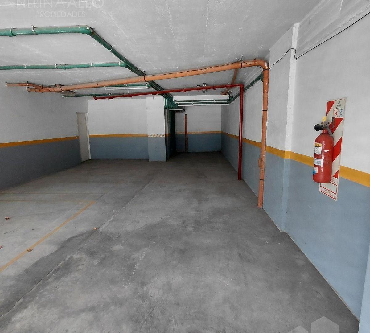 Foto de VENTA Tres Cocheras con entrada independiente por porton automatico, imagen 3
