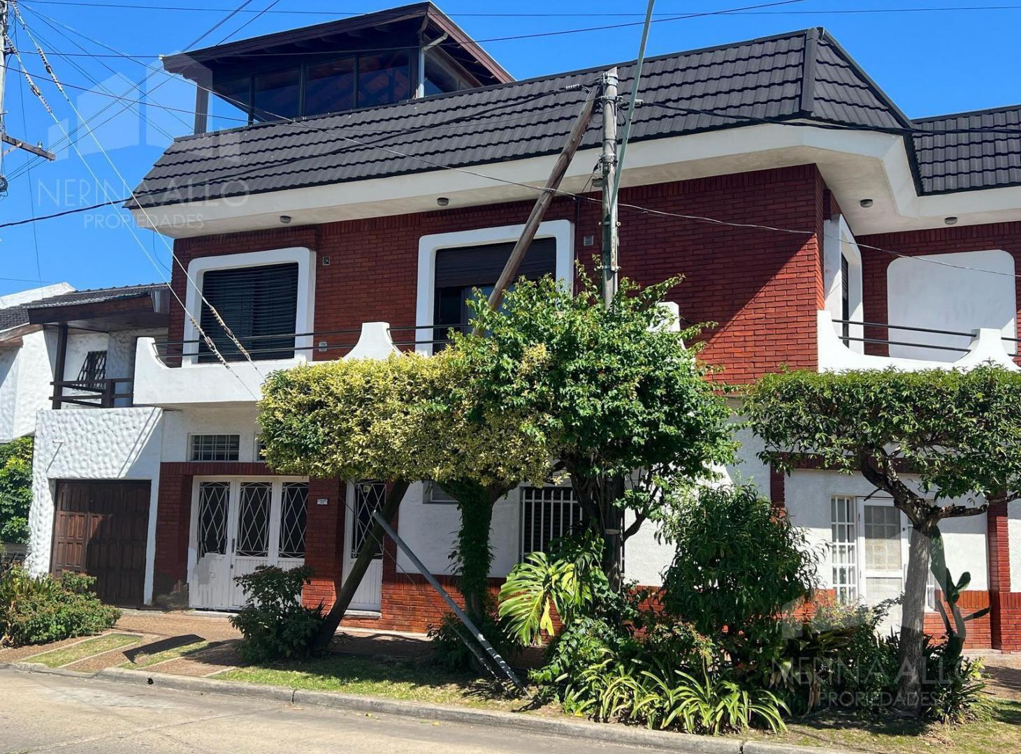 VENTA CASA DE 5 AMBIENTES EN TRES PLANTAS, HAEDO CHICO
