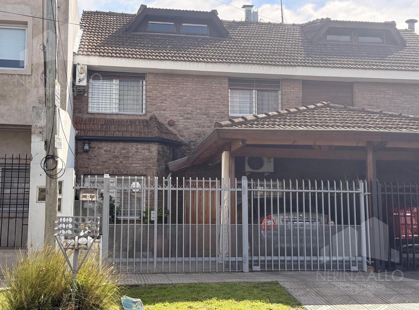 Foto de VENTA CASA EN PH DE 5 AMBIENTES APTO CREDITO EN CASTELAR SUR, imagen 1