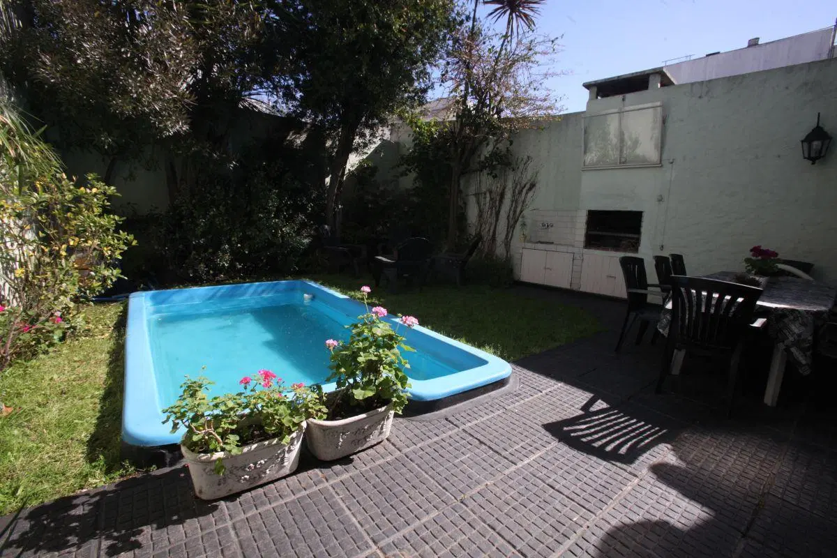 VENDO INTERESANTE TRIPLE FRENTE EN COLEGIALES 1