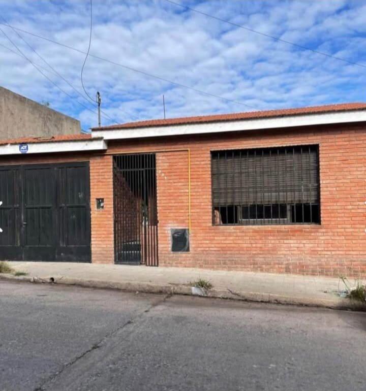 Foto de OPORTUNIDAD!!! CASA EN VENTA B° CASERES a minutos de barrio Guemez., imagen 2